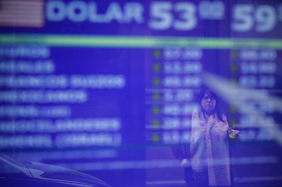 El peso argentino acelera su depreciación ante una renovada demanda de dólares El peso argentino acelera su depreciación ante una renovada demanda de dólares