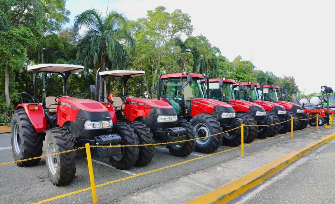 Gobierno entrega maquinaria agrícola para modernizar el campo y reducir mano de obra extranjera Gobierno entrega maquinaria agrícola para modernizar el campo y reducir mano de obra extranjera