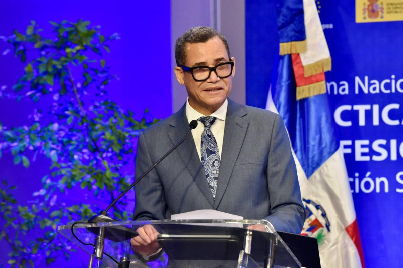 Ministro de Trabajo pide no politizar el tema de la indexación salarial y dice que lo ve justo