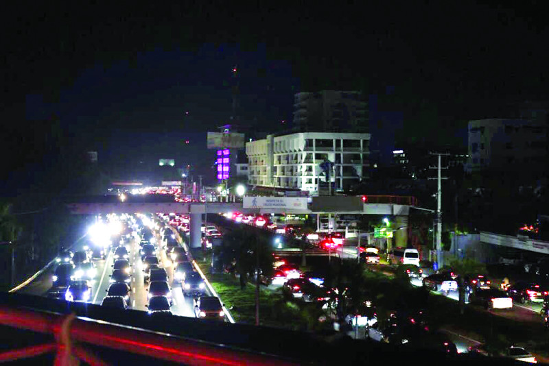 Autoridades: apagón general se debió a caída en cascada por una desconexión manual de una línea energizada