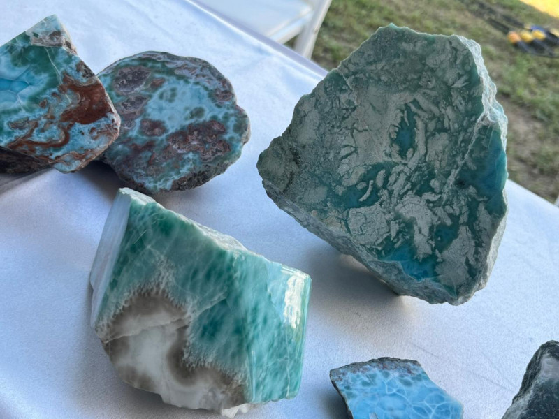 País ha exportado más de 291 mil libras de larimar este año