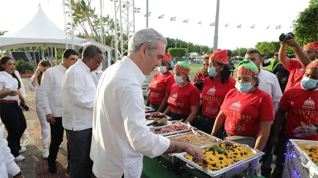 Abinader pone en marcha Navidad 360, con más de 15 millones de raciones de almuerzos navideños Abinader pone en marcha Navidad 360, con más de 15 millones de raciones de almuerzos navideños