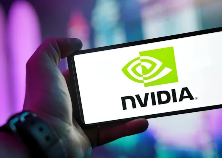 Nvidia baja 3% en Wall Street al desinflarse el optimismo sobre la IA en sesión volátil