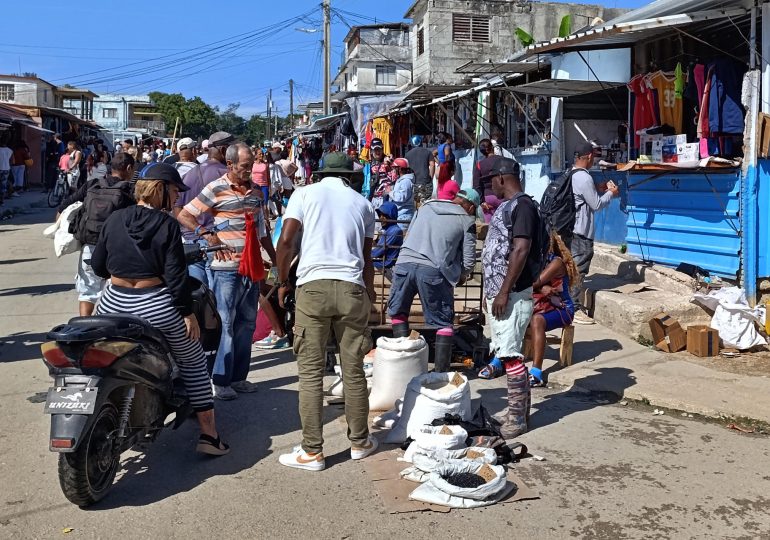 Cuba oficializa la dolarización parcial de su economía mediante un paquete legal
