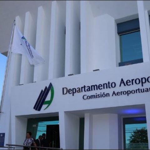 Departamento Aeroportuario recibe solicitudes de jóvenes en feria de empleo del sector aeronáutico