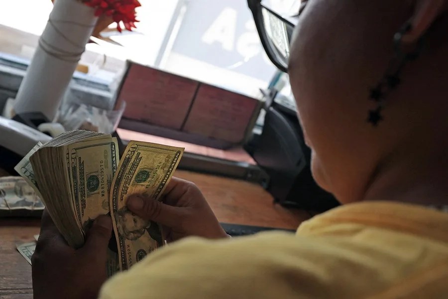 El peso mexicano marca su mejor nivel del año frente al dólar y rompe la barrera de las 18 unidades