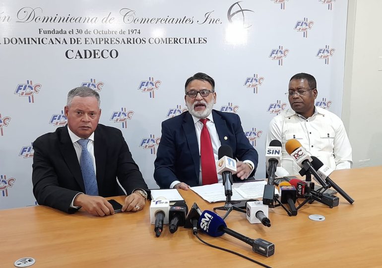 Comerciantes informan a consumidores precios asequibles de productos básicos en Navidad y Año Nuevo