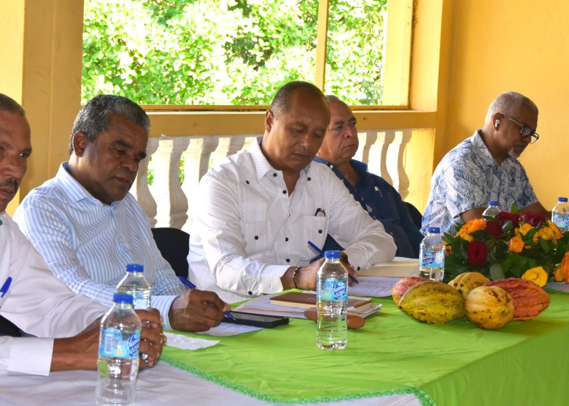 Productores de Yamasá socializan necesidades con autoridades del Gobierno