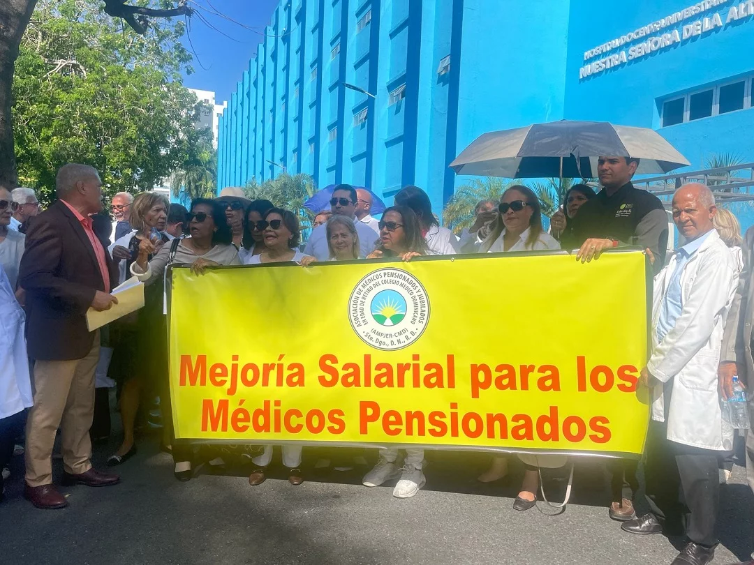 Unos 1,266 médicos pensionados beneficiados con aumento salarial de hasta 100 mil pesos