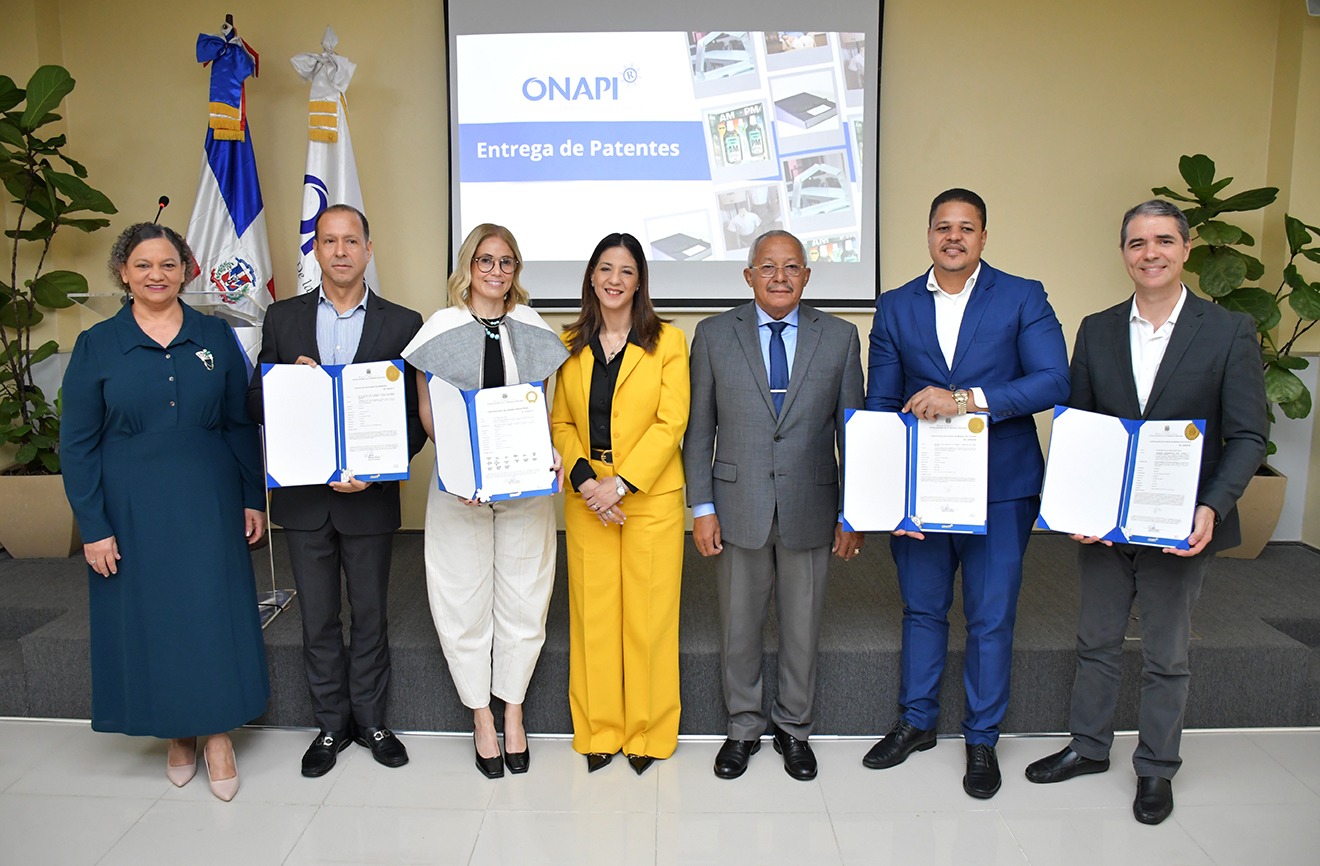 ONAPI otorga cuatro patentes a innovadores e inventor para contribuir al sector salud, textil e innovación ONAPI otorga cuatro patentes a innovadores e inventor para contribuir al sector salud, textil e innovación