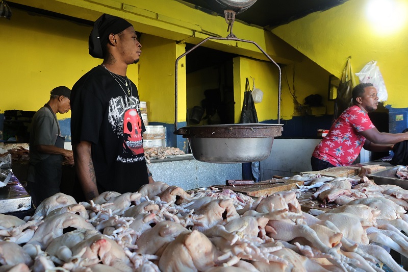 Comerciantes reportan escasez de pollo y coinciden con bajas en productos agropecuarios Comerciantes reportan escasez de pollo y coinciden con bajas en productos agropecuarios