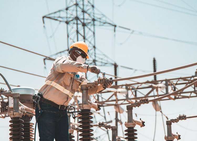 Fitch advierte que subsidios eléctricos cuestan hasta 1.4% del PIB y absorben casi 50% del desbalance fiscal