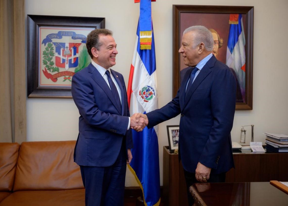 Andrés Bautista juramenta a Víctor Ito Bisonó al frente del Ministerio de Vivienda