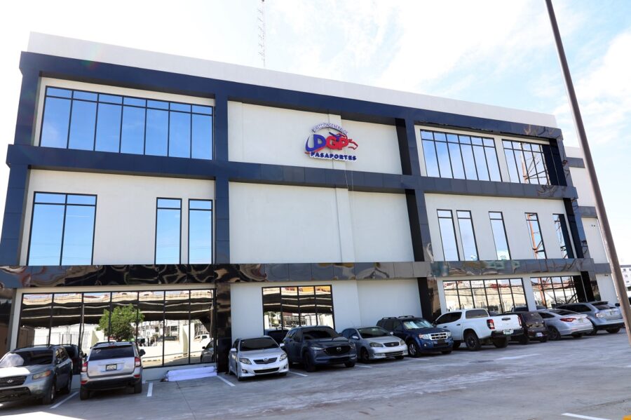 Nuevo pasaporte electrónico costará RD$6,700 y tendrá vigencia de 10 años Nuevo pasaporte electrónico costará RD$6,700 y tendrá vigencia de 10 años