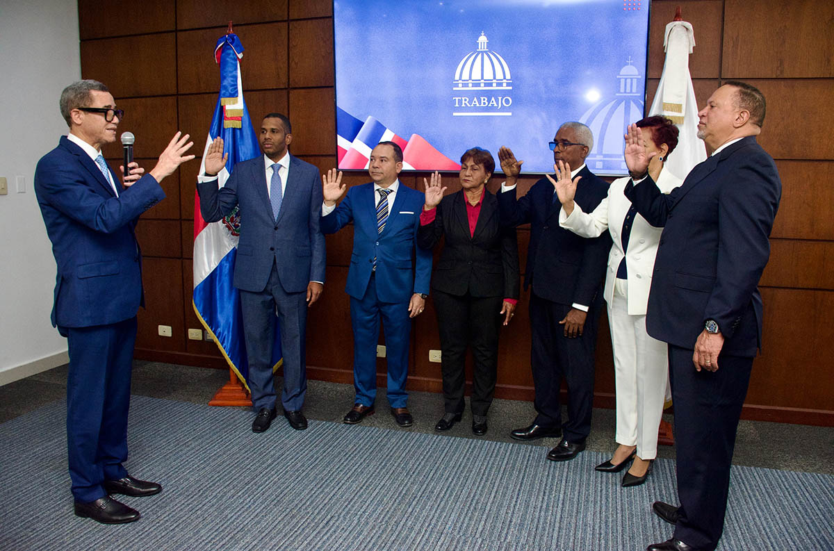 Ministro de Trabajo juramenta nuevos viceministros y destaca avances históricos en empleo y reducción de la pobreza Ministro de Trabajo juramenta nuevos viceministros y destaca avances históricos en empleo y reducción de la pobreza