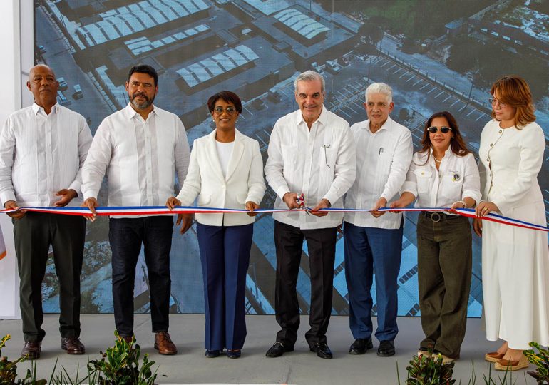Presidente Abinader inaugura moderno mercado municipal que beneficiará directamente a más de 200 pequeños y medianos comerciantes en Higüey Presidente Abinader inaugura moderno mercado municipal que beneficiará directamente a más de 200 pequeños y medianos comerciantes en Higüey
