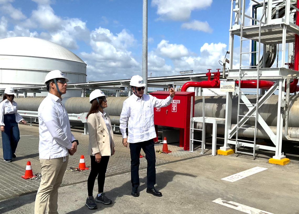 Embajadora de EE.UU. en RD visita AES y reconoce contribución de inversión energética estadounidense en el país