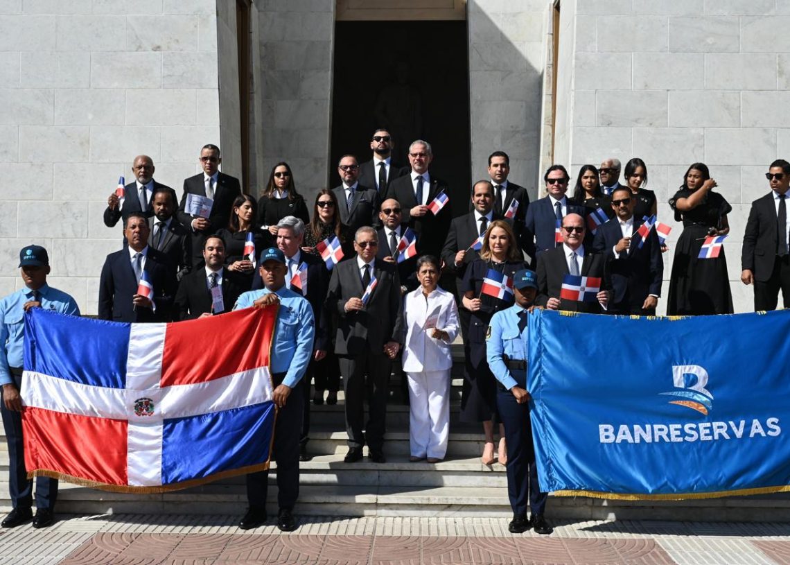 Banreservas deposita ofrenda floral en el Altar de la Patria por el 182 aniversario de la Independencia Banreservas deposita ofrenda floral en el Altar de la Patria por el 182 aniversario de la Independencia