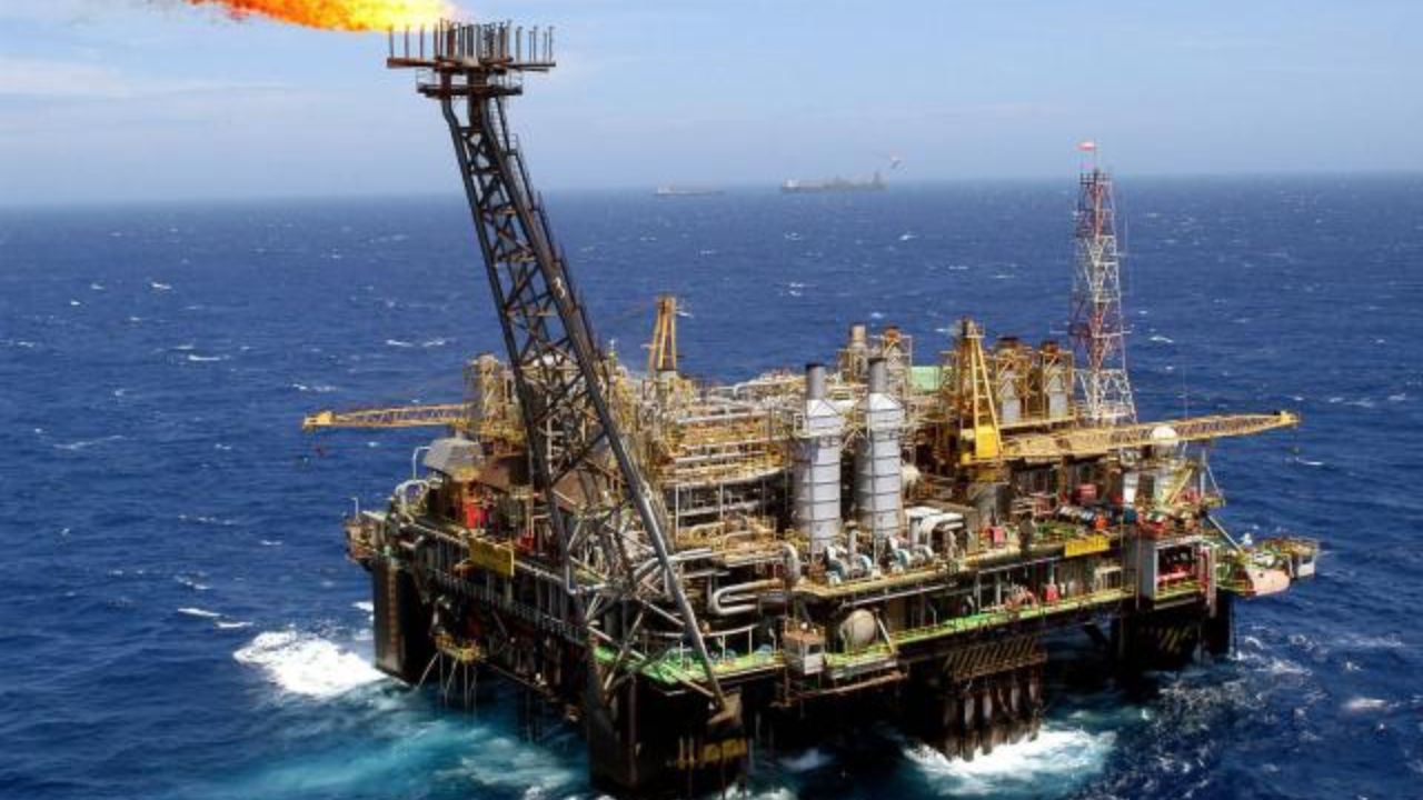 El petróleo brent sube un 6,76% pero cierra a la baja y por debajo de los 100 dólares