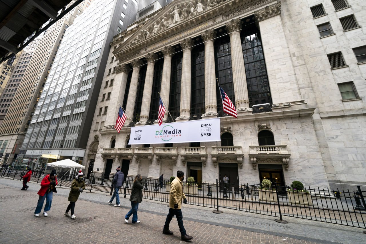 Wall Street, en números rojos tras anuncio de la Fed e inflación de precios al productor