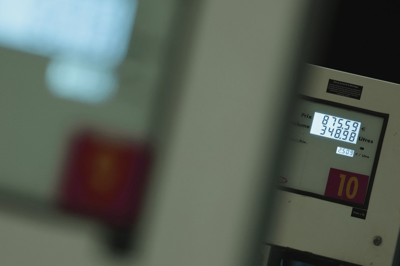 Alza del petróleo continúa pese a liberación de reservas estratégicas