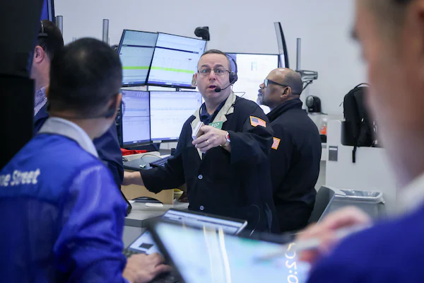 Wall Street cae con fuerza, mientras el petróleo y el dólar repuntan por crisis en Medio Oriente