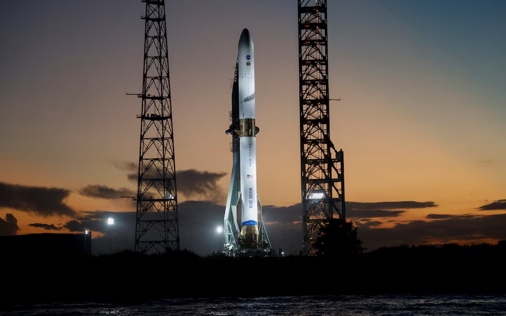 Cohete de Jeff Bezos podría despegar el 17 de abril con el mayor satélite comercial en órbita baja