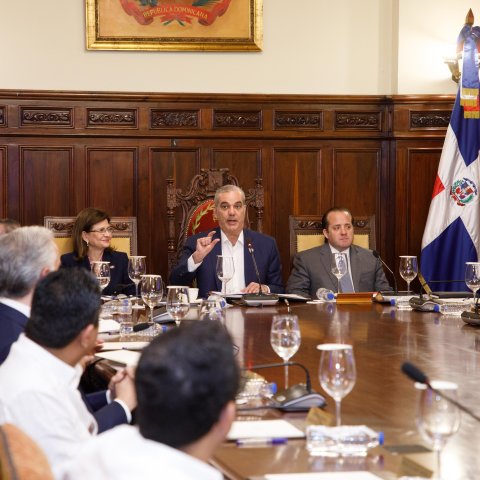 Reducción de gastos operativos, adquisición de vehículos, contrataciones, eventos, viáticos, publicidad: las medidas del Gobierno contra crisis internacional