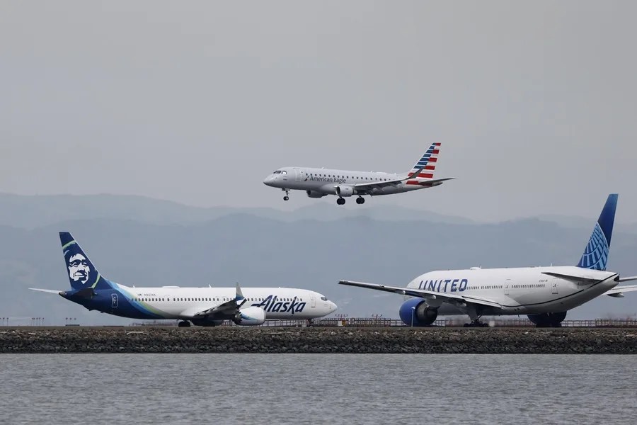 American Airlines niega interés en una fusión con United tras especulaciones