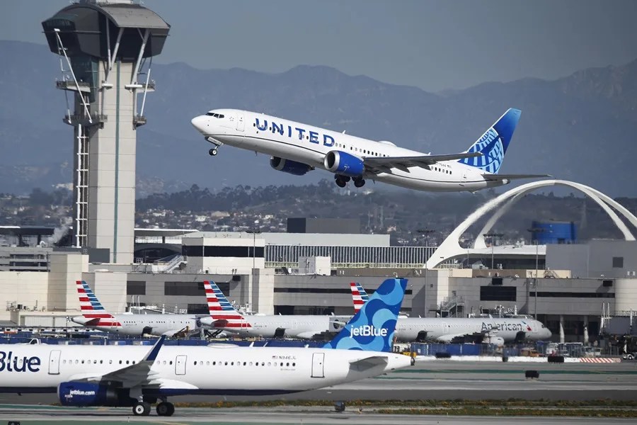 La empresa United Airlines confirma que propuso una fusión a su rival American Airlines