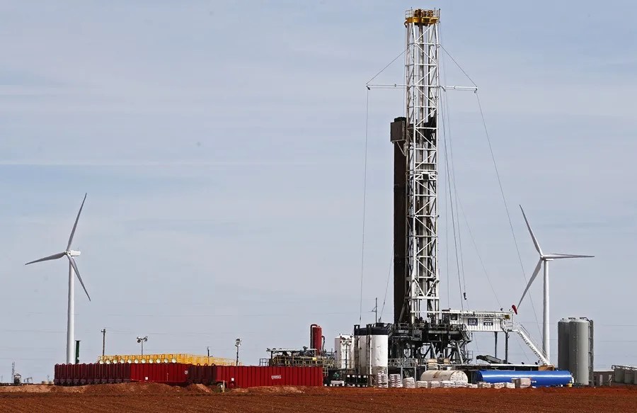 El petróleo de Texas cierra con un desplome semanal del 13 %, su peor registro desde 2020