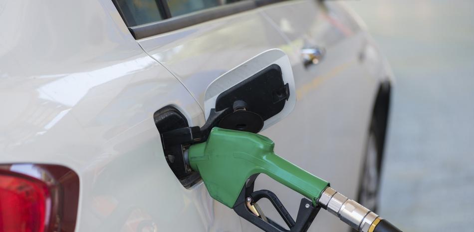 Trump confirma que suspenderá el impuesto federal a la gasolina hasta que bajen los costes