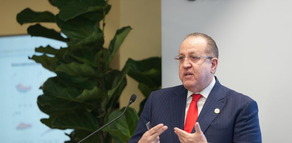 Continuarán aumentos graduales del precio de combustibles, dice el ministro de Hacienda y Economía