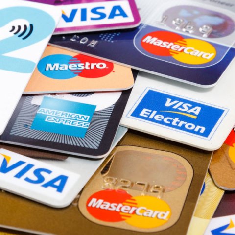 Dominicanos sobreviven a base de préstamos con tarjeta crédito
