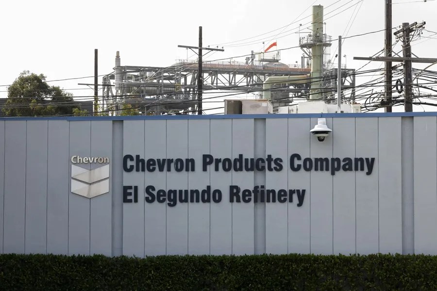 El director de Chevron advierte sobre la escasez de petróleo a nivel mundial por el cierre de Ormuz
