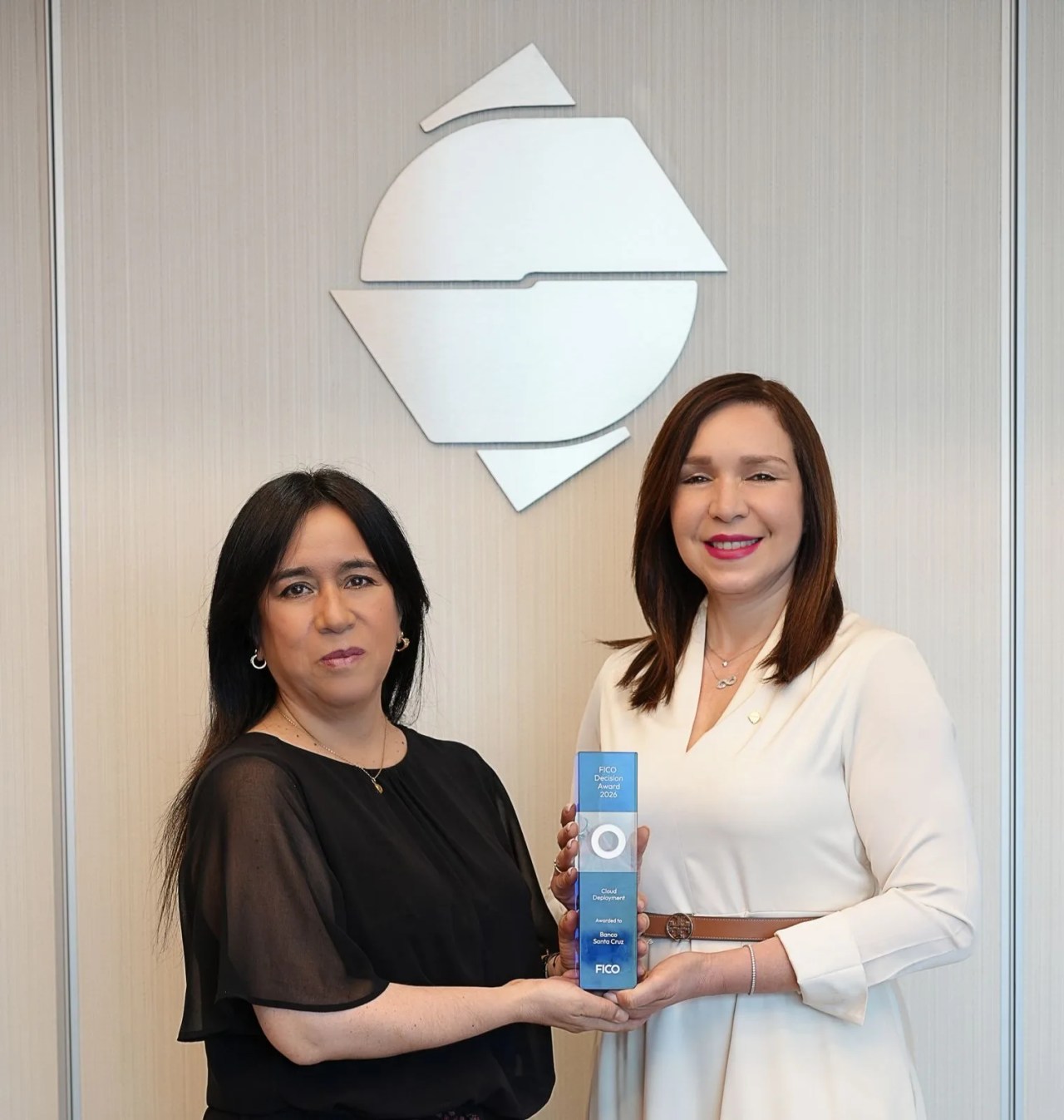 Banco Santa Cruz gana premio FICO Decision Award por su innovación en gestión de riesgos utilizando soluciones en la nube Banco Santa Cruz gana premio FICO Decision Award por su innovación en gestión de riesgos utilizando soluciones en la nube