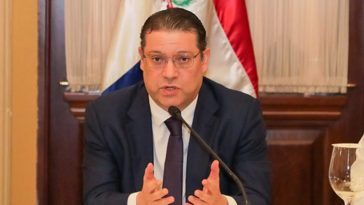 Gobierno crea mesa permanente con transportistas y destina RD$800 millones para evitar alza del pasaje