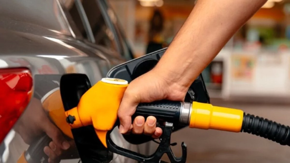 Suben entre RD$4.00 y RD$2.00 a las gasolinas y el gasoil Suben entre RD$4.00 y RD$2.00 a las gasolinas y el gasoil