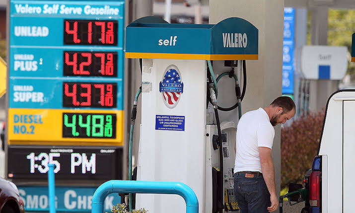 La Casa Blanca afirma que la gasolina bajará en EEUU por el alza de la producción de crudo