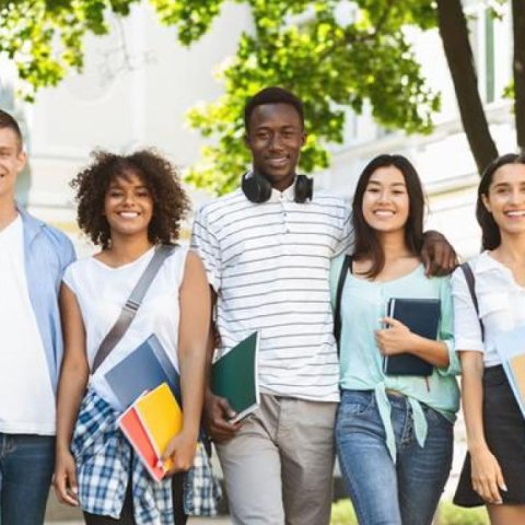 Estudiantes universitarios extranjeros gastan más de RD$2,600 millones en el país Estudiantes universitarios extranjeros gastan más de RD$2,600 millones en el país