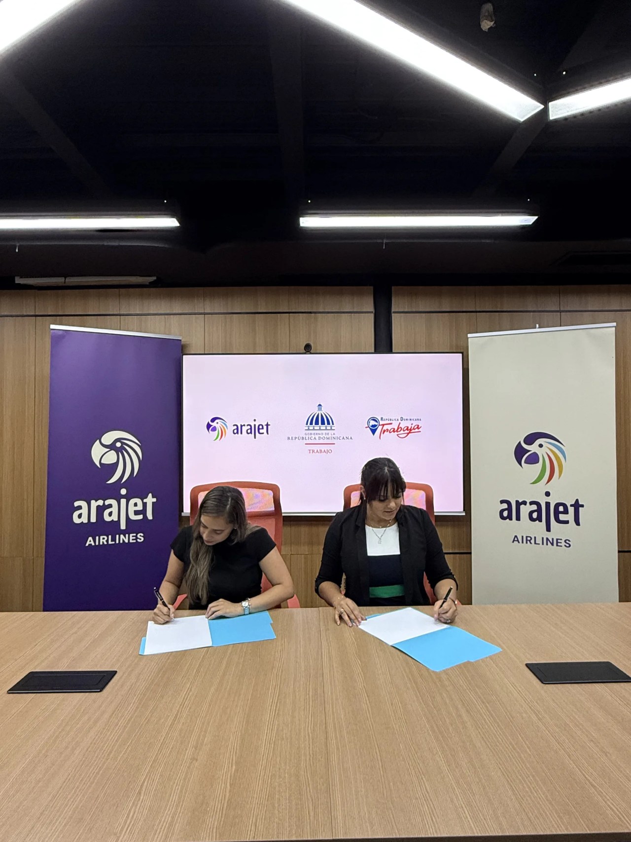 Arajet y Ministerio de Trabajo impulsarán inserción laboral en el sector aeronáutico con programa de formación y empleo