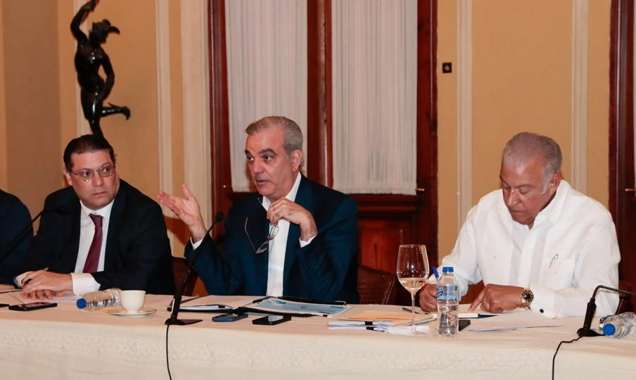 Abinader y sectores productivos refuerzan mesa de precios para enfrentar alzas internacionales Abinader y sectores productivos refuerzan mesa de precios para enfrentar alzas internacionales